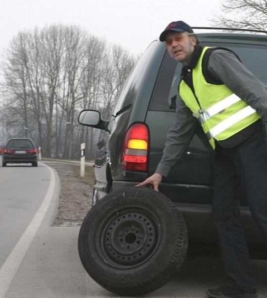 Sicher ist sicher: Auch wenn die Warnweste nicht in allen Ländern Pflicht ist, so ist sie grundsätzlich zu empfehlen. Foto: Auto-Reporter/ADAC